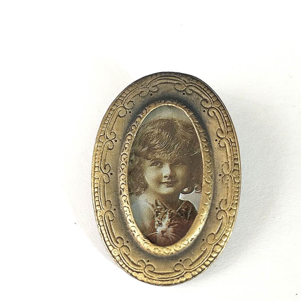 Pendant brooch‎ little girl holding a cat.